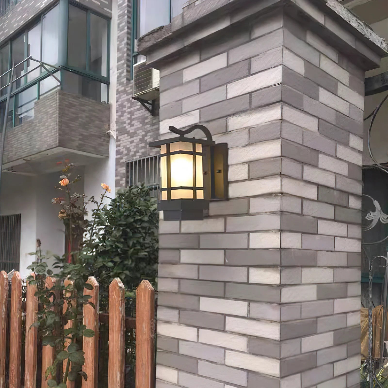 Madison Lantern Outdoor Wall Lamp - Auraolight